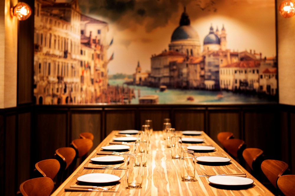 新義大利餐館「Enoteca Sociale」擔任主廚,成為多倫多餐飲圈耀眼新星。