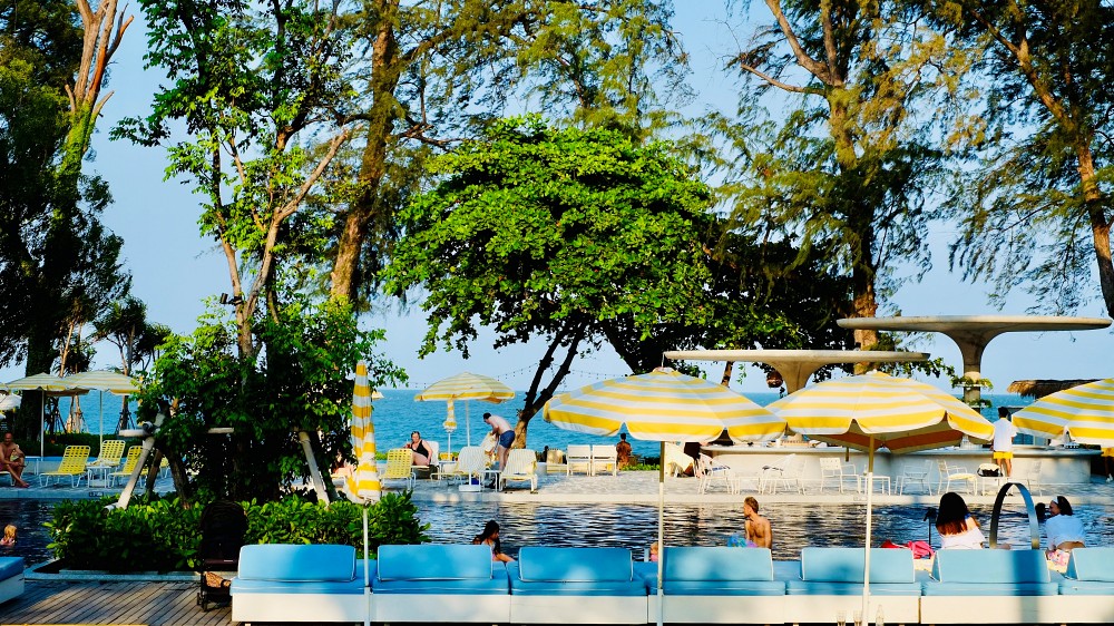 我們下榻的房型Pool Villa 有專屬的私人泳池,色調以白、黃、土為主,帶著些許南法的慵懶感,早餐除了自助式,還可以加價享用客房餐飲著名的「池上漂浮早餐」;酒店的公共泳池後邊是一大片做太陽浴的草地,前邊則連接著沙灘與海,泳池十分寬敞,邊上擺放整齊的亮黃色躺椅、白色地板、藍色水池、綠色棕櫚樹,一字排開、與微風徐徐,舒適開闊的視野竟給人一種南加州風情;沙灘上騎馬散步的活動貴氣感十足,其他活動還包括:沙灘瑜珈、泰拳、風箏衝浪、槳板等,不能錯過的The StandardSPA 水療,著名的泥浴體驗、特殊按摩手法和頌缽等,讓人徹底地放鬆、有一種讓感官重生的體驗。